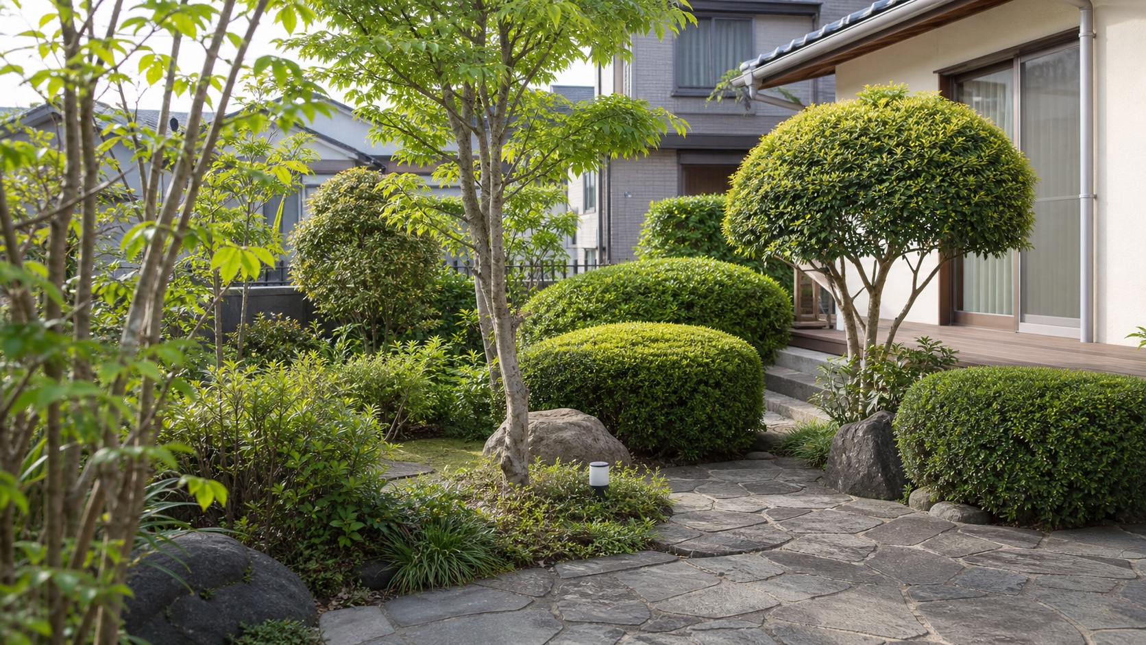 剪定後の住宅庭園写真